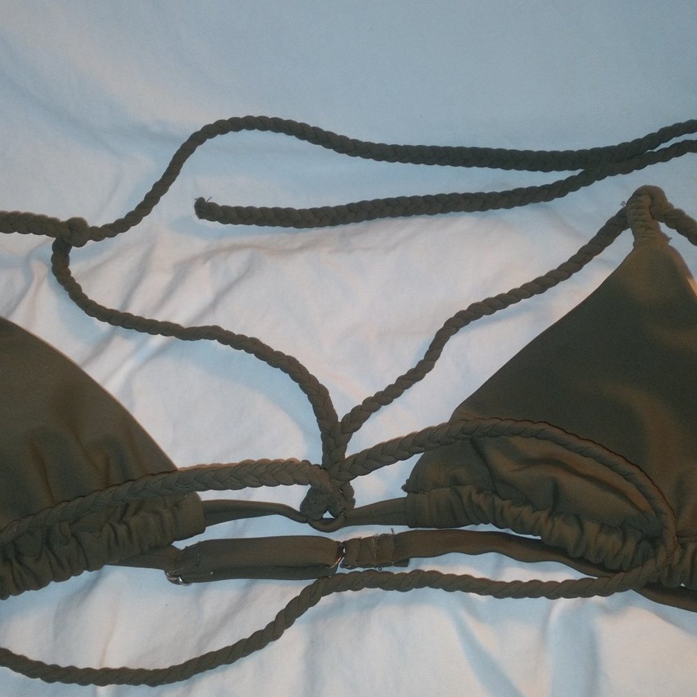 Swim top stretchy sides in size womens medium. No Brand listed